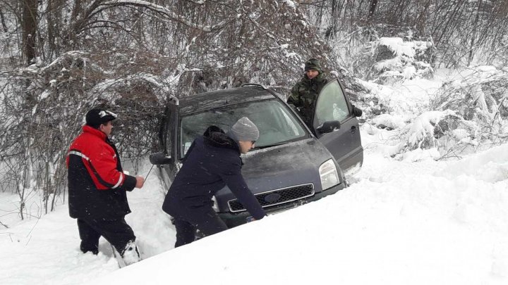 Doi MINIŞTRI au ieşit să AJUTE ŞOFERII. Momentul în care Chiril Gaburici şi Eugen Sturza au ajutat oamenii înzăpeziţi (FOTO/VIDEO)