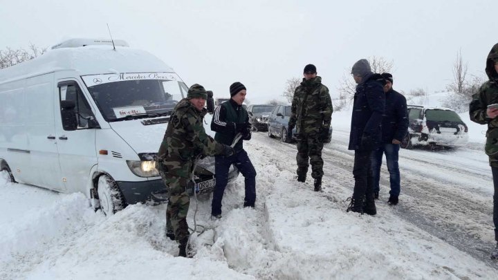 Doi MINIŞTRI au ieşit să AJUTE ŞOFERII. Momentul în care Chiril Gaburici şi Eugen Sturza au ajutat oamenii înzăpeziţi (FOTO/VIDEO)