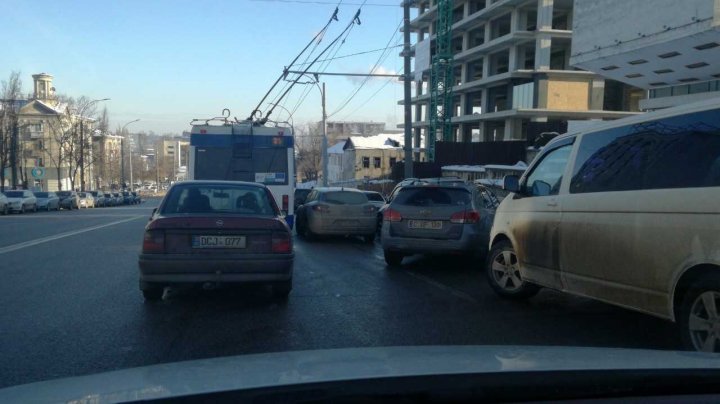 Primăria Chişinău facă apel către şoferi. Aceştia sunt rugaţi SĂ NU MAI PARCHEZE pe partea carosabilă