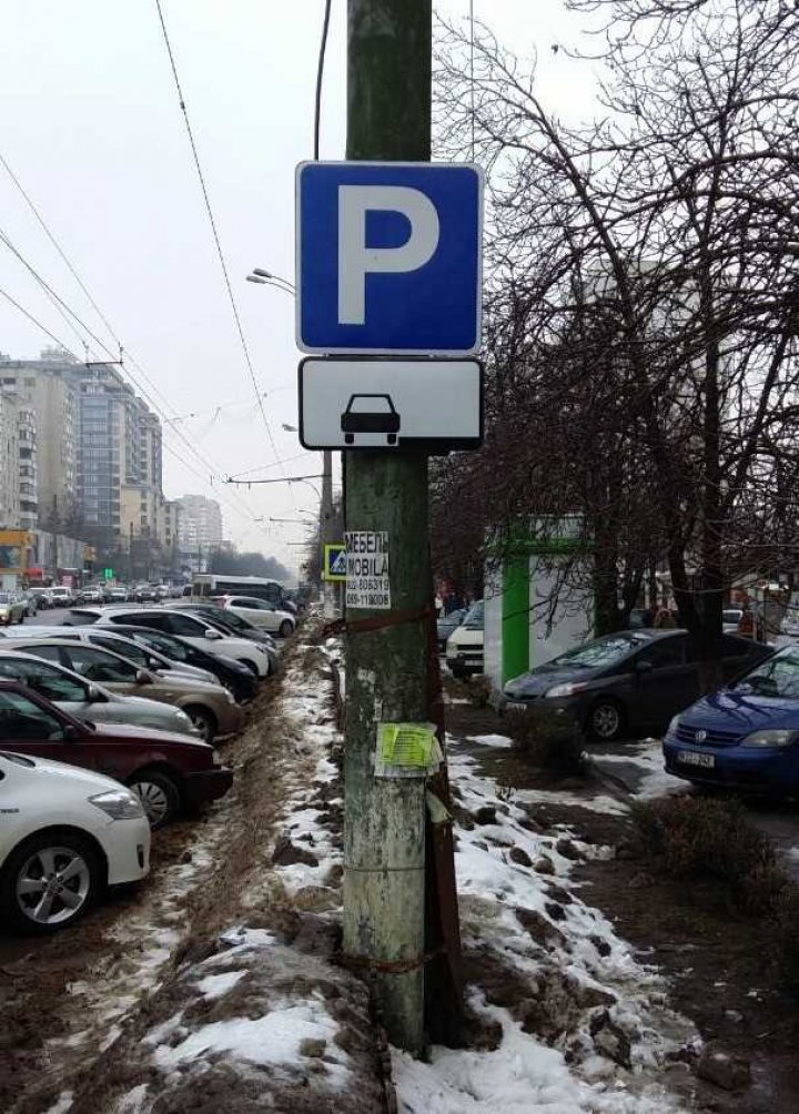 Parcare interzisă pe bulevardul Moscova. Primăria a instalat indicatoare rutiere noi care reglementează unde se poate parca (FOTO)