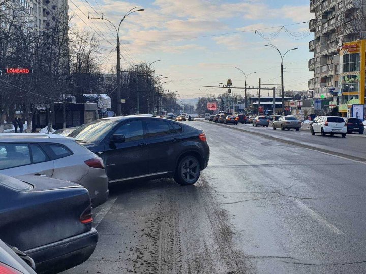 Primăria Chişinău facă apel către şoferi. Aceştia sunt rugaţi SĂ NU MAI PARCHEZE pe partea carosabilă