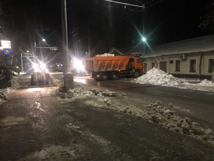 Deszăpezirea Capitalei continuă. Mai multe autospecialele au intervenit pe străzile din Chişinău (FOTO)