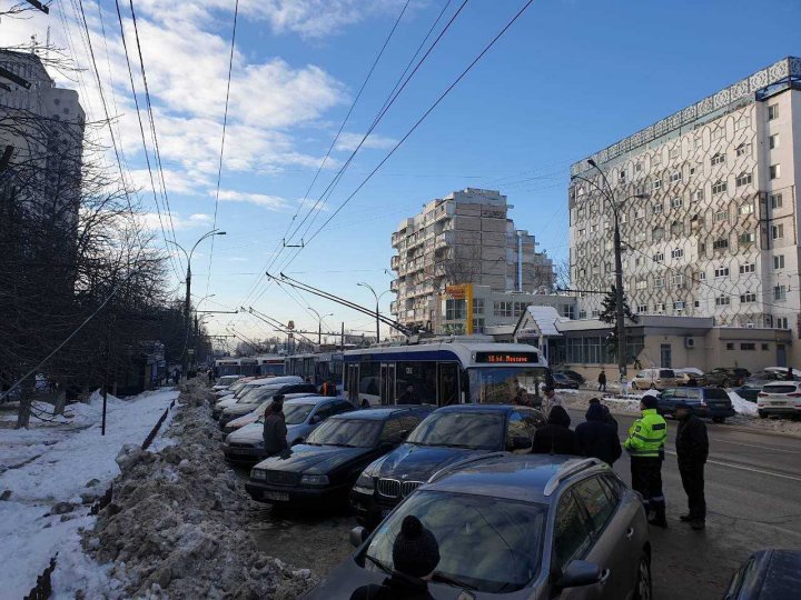 Primăria Chişinău facă apel către şoferi. Aceştia sunt rugaţi SĂ NU MAI PARCHEZE pe partea carosabilă