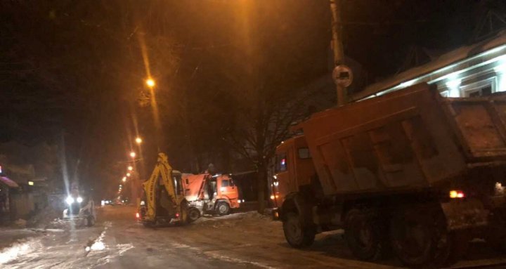 Deszăpezirea Capitalei continuă. Mai multe autospecialele au intervenit pe străzile din Chişinău (FOTO)