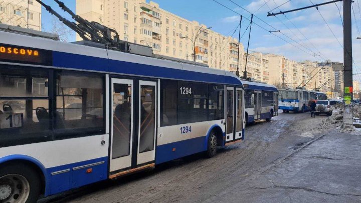 Primăria Chişinău facă apel către şoferi. Aceştia sunt rugaţi SĂ NU MAI PARCHEZE pe partea carosabilă