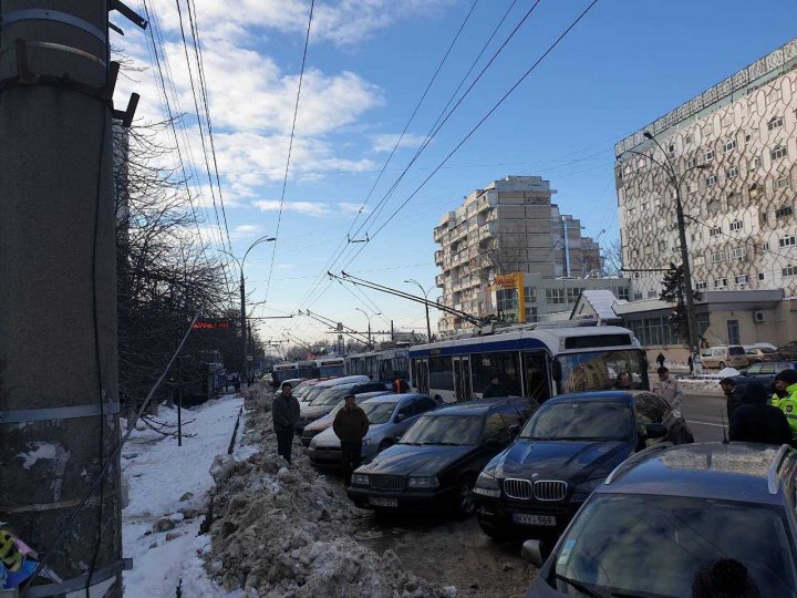 Primăria Chişinău facă apel către şoferi. Aceştia sunt rugaţi SĂ NU MAI PARCHEZE pe partea carosabilă