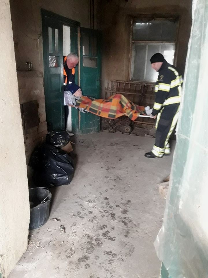 Ambulanţe, blocate pe drumurile de gheaţă din ţară. Salvatorii au intervenit pentru a ajuta medicii să ajungă la pacienţi (FOTO)