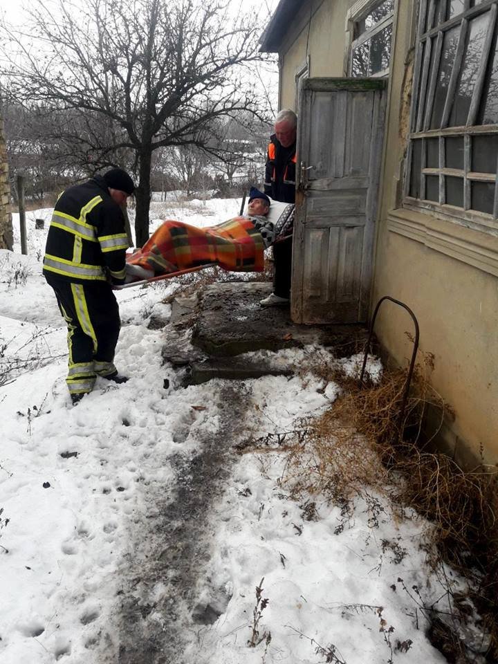 Ambulanţe, blocate pe drumurile de gheaţă din ţară. Salvatorii au intervenit pentru a ajuta medicii să ajungă la pacienţi (FOTO)