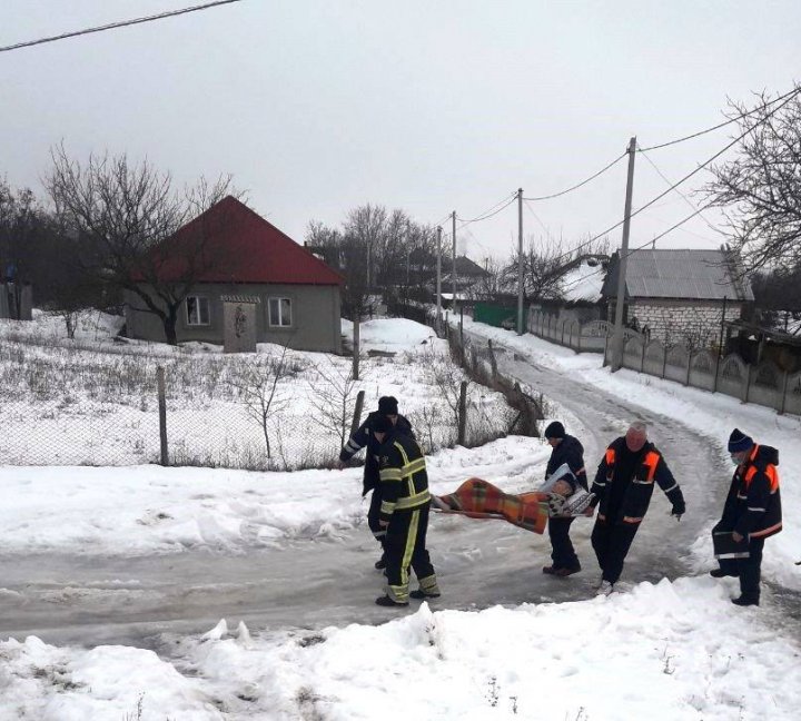 Ambulanţe, blocate pe drumurile de gheaţă din ţară. Salvatorii au intervenit pentru a ajuta medicii să ajungă la pacienţi (FOTO)