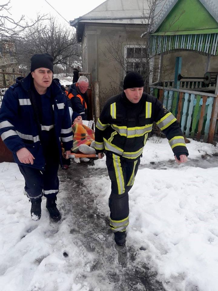 Ambulanţe, blocate pe drumurile de gheaţă din ţară. Salvatorii au intervenit pentru a ajuta medicii să ajungă la pacienţi (FOTO)