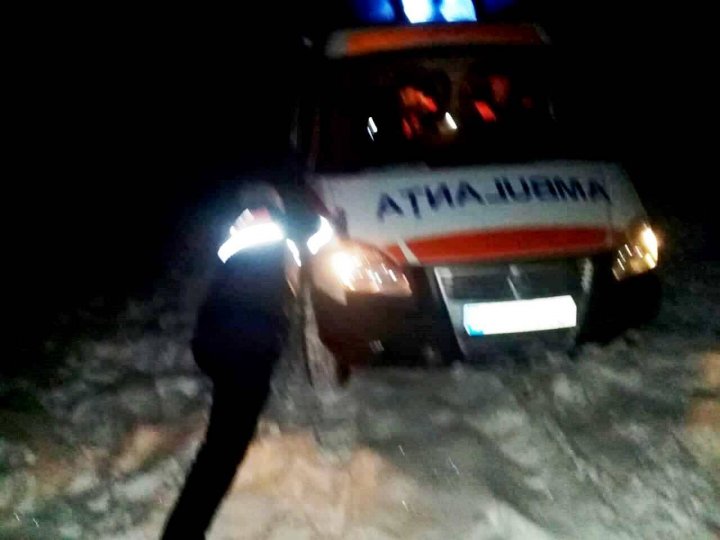 Ambulanţe, blocate pe drumurile de gheaţă din ţară. Salvatorii au intervenit pentru a ajuta medicii să ajungă la pacienţi (FOTO)