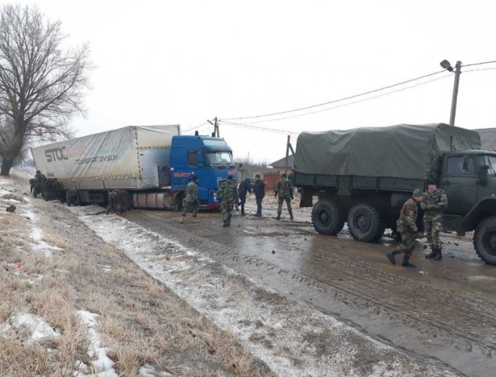 Militarii Armatei Naţionale VIN ÎN AJUTOR ŞOFERILOR pe drumurile din ţară (VIDEO)