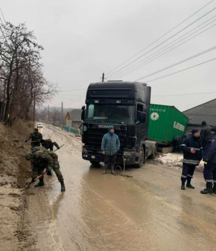 Militarii Armatei Naţionale VIN ÎN AJUTOR ŞOFERILOR pe drumurile din ţară (VIDEO)