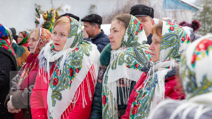 Festivalul Colindelor 2019: Atmosferă de poveste la mănăstirea Ţigăneşti. Poliţiştii au cântat alături de colindători (FOTO)