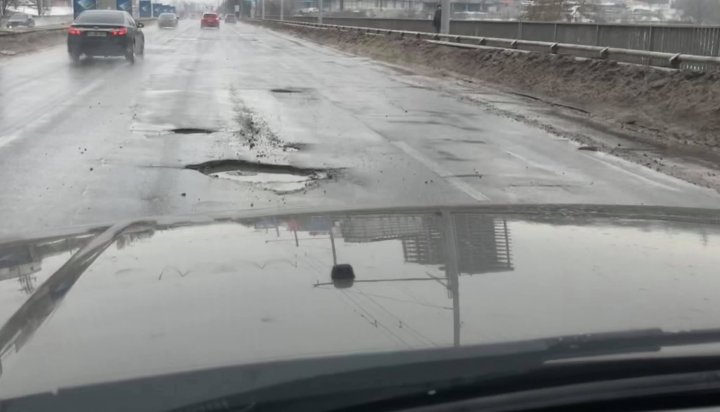 ATENŢIE, şoferi! PERICOLUL DE PE VIADUCT, gropile în care conducătorii auto îşi pot rupe maşina (FOTO)