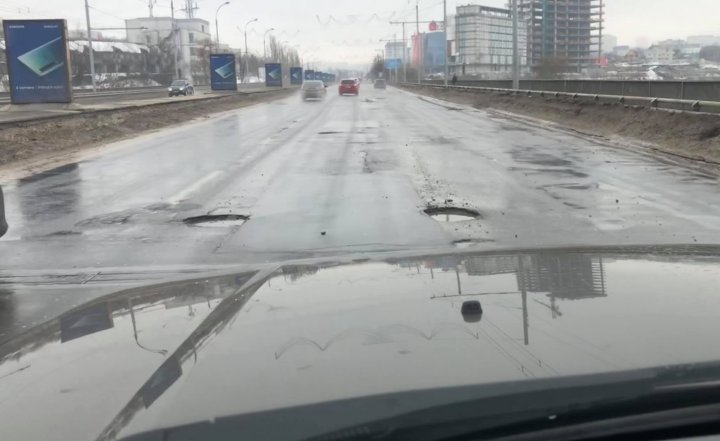 ATENŢIE, şoferi! PERICOLUL DE PE VIADUCT, gropile în care conducătorii auto îşi pot rupe maşina (FOTO)