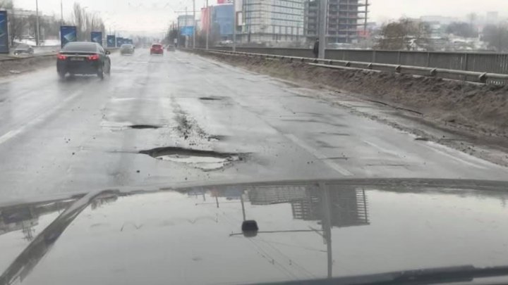 ATENŢIE, şoferi! PERICOLUL DE PE VIADUCT, gropile în care conducătorii auto îşi pot rupe maşina (FOTO)