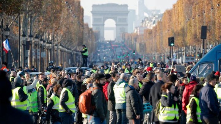 Noi violenţe la protestul vestelor galbene în Paris: Manifestanţii au spart vitrinele mai multor magazine de pe Champs Elysee 