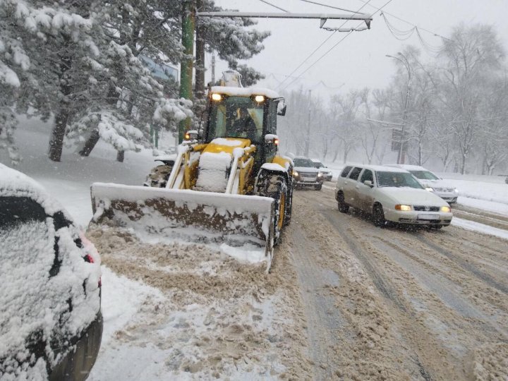 MĂSURI DE URGENŢĂ din cauza URGIEI ALBE. Zăpada şi viscolul s-au dezlănţuit în Moldova. Cum se circulă pe drumurile din țară