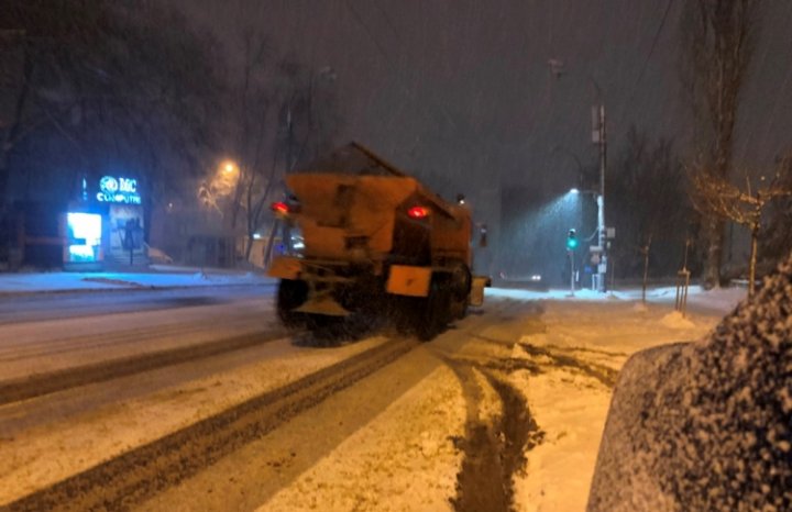 Atenţie, NINSOARE ABUNDENTĂ! Cum se circulă pe drumurile naţionale 