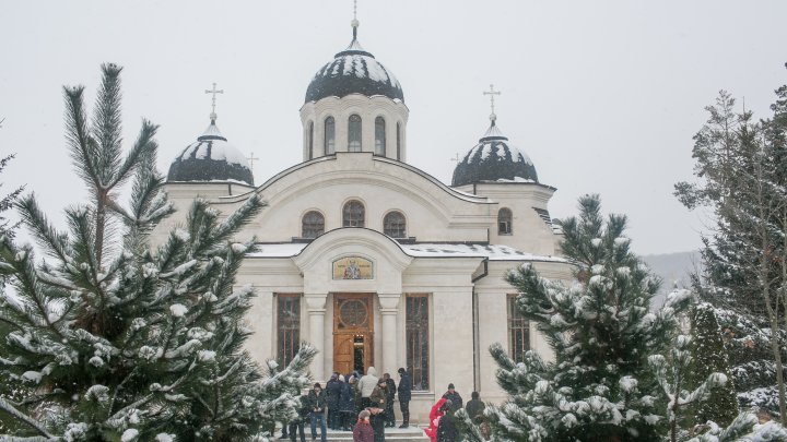 Slujba de Crăciun de la Mănăstirea Curchi. La eveniment a participat și președintele PDM, Vlad Plahotniuc