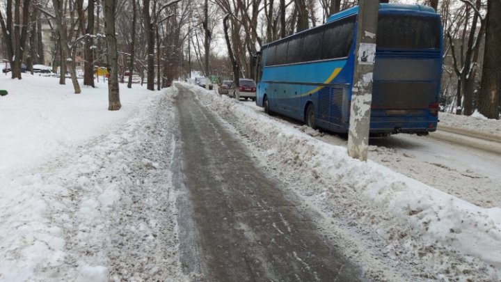 Deszăpezirea Capitalei continuă. Mai multe autospecialele au intervenit pe străzile din Chişinău (FOTO)