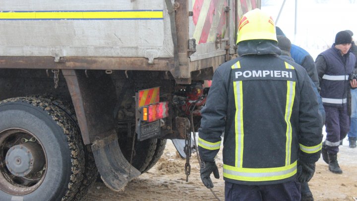 SALVATORII LA DATORIE. Au reușit să tracteze un autocamion de 20 de tone