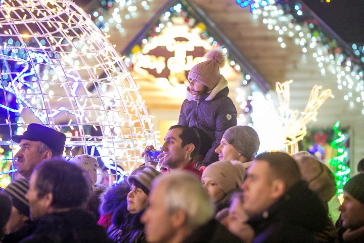 REVELION CU FAST LA NISPORENI. Atmosfera a fost întregită de numeroşi artişti și focuri de artificii (FOTOREPORT)