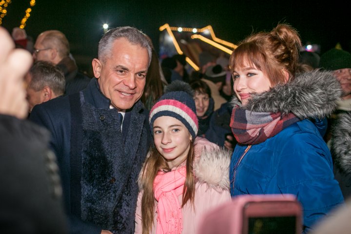 REVELION CU FAST LA NISPORENI. Atmosfera a fost întregită de numeroşi artişti și focuri de artificii (FOTOREPORT)