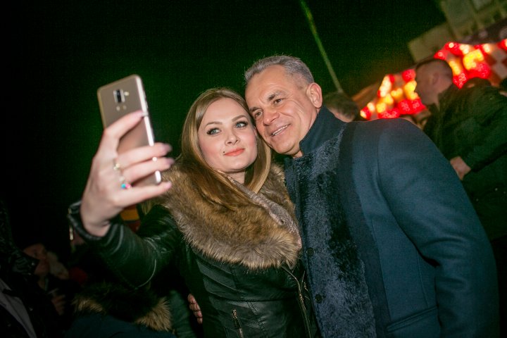 REVELION CU FAST LA NISPORENI. Atmosfera a fost întregită de numeroşi artişti și focuri de artificii (FOTOREPORT)