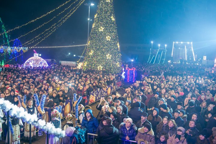 REVELION CU FAST LA NISPORENI. Atmosfera a fost întregită de numeroşi artişti și focuri de artificii (FOTOREPORT)