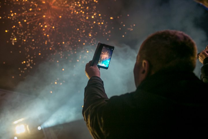 REVELION CU FAST LA NISPORENI. Atmosfera a fost întregită de numeroşi artişti și focuri de artificii (FOTOREPORT)