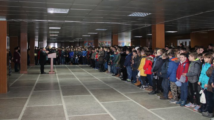 Liceul Internat Republican cu Profil Sportiv a fost dotat cu două microbuze (FOTO)