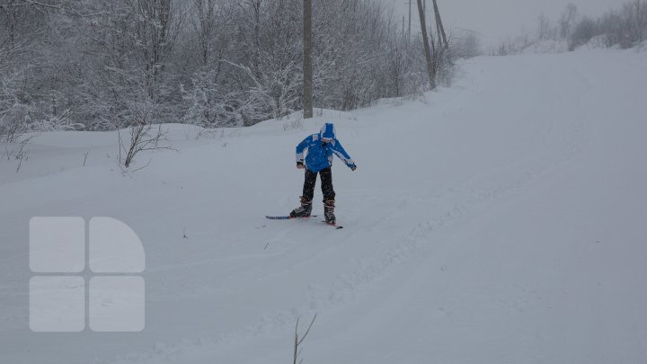 Distracţie pe sanie şi schiuri! Moldovenii vor putea să schieze în acest weekend pe pârtia din Călăraşi (FOTOREPORT)