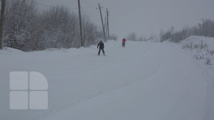 Distracţie pe sanie şi schiuri! Moldovenii vor putea să schieze în acest weekend pe pârtia din Călăraşi (FOTOREPORT)