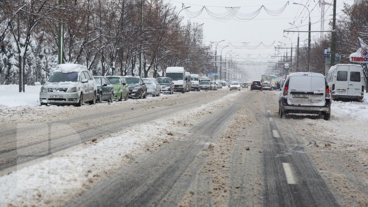 MĂSURI DE URGENŢĂ din cauza URGIEI ALBE. Zăpada şi viscolul s-au dezlănţuit în Moldova. Cum se circulă pe drumurile din țară