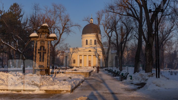 Bobotează de stil vechi. Credincioşii au mers după agheasmă la Catedrala Mitropolitană a Naşterii Domnului (FOTOREPORT)