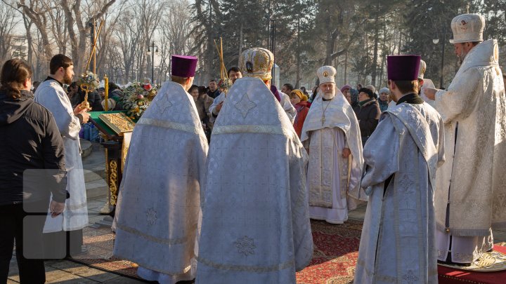 Bobotează de stil vechi. Credincioşii au mers după agheasmă la Catedrala Mitropolitană a Naşterii Domnului (FOTOREPORT)