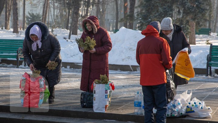 Bobotează de stil vechi. Credincioşii au mers după agheasmă la Catedrala Mitropolitană a Naşterii Domnului (FOTOREPORT)