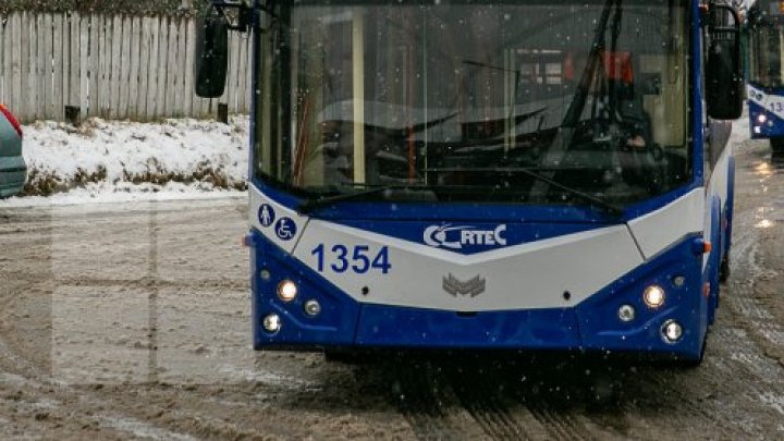 Centrul capitalei, blocat. Mai multe troleibuze stau pe loc