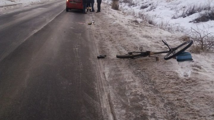 ACCIDENT RUTIER: Un biciclist a ajuns în comă după ce a fost tamponat de un automobil în Anenii Noi