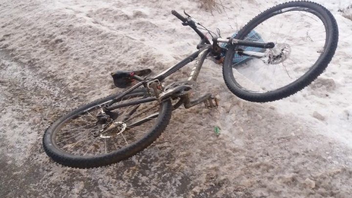 ACCIDENT RUTIER: Un biciclist a ajuns în comă după ce a fost tamponat de un automobil în Anenii Noi