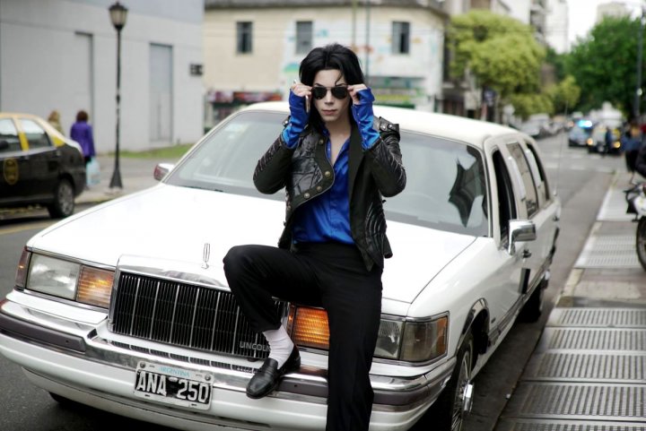 Un fan al Regelui muzicii pop: Am cheltuit 30 DE MII de dolari pe operații estetice (FOTO)