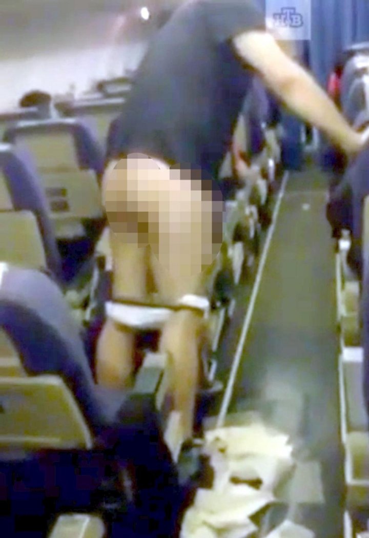 Un pasager mort de beat urinează pe culoar într-un avion, în Rusia (FOTO)