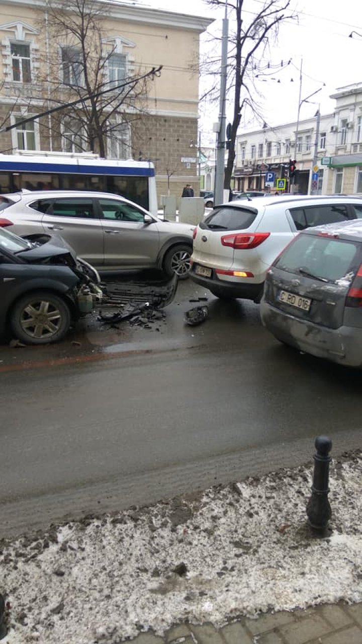 ACCIDENT în centrul Chişinăului. Două maşini s-au lovit violent. Un automobil, avariat grav (FOTO)