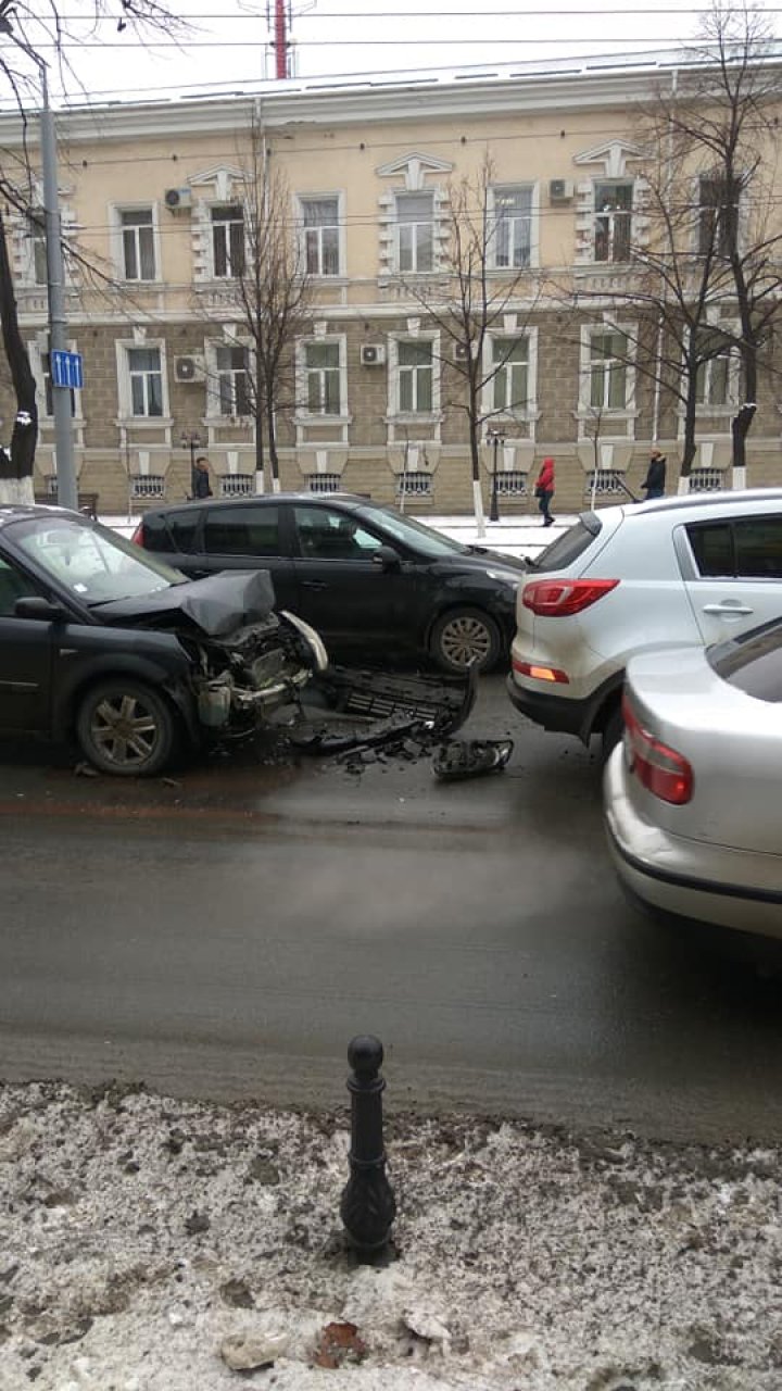 ACCIDENT în centrul Chişinăului. Două maşini s-au lovit violent. Un automobil, avariat grav (FOTO)