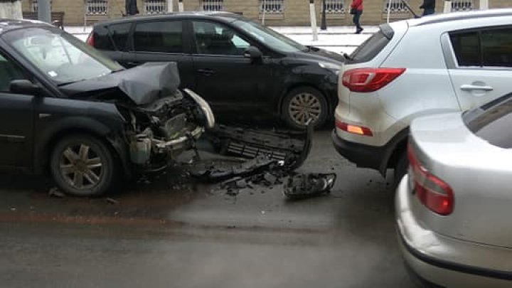 ACCIDENT în centrul Chişinăului. Două maşini s-au lovit violent. Un automobil, avariat grav (FOTO)