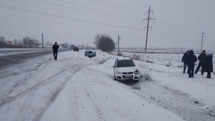 Ninsorile fac ravagii pe drumurile din ţară. Două mașini au derapat în apropiere de Corlăteni, Râșcani