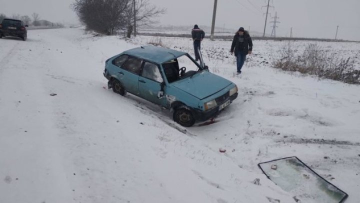 Ninsorile fac ravagii pe drumurile din ţară. Două mașini au derapat în apropiere de Corlăteni, Râșcani