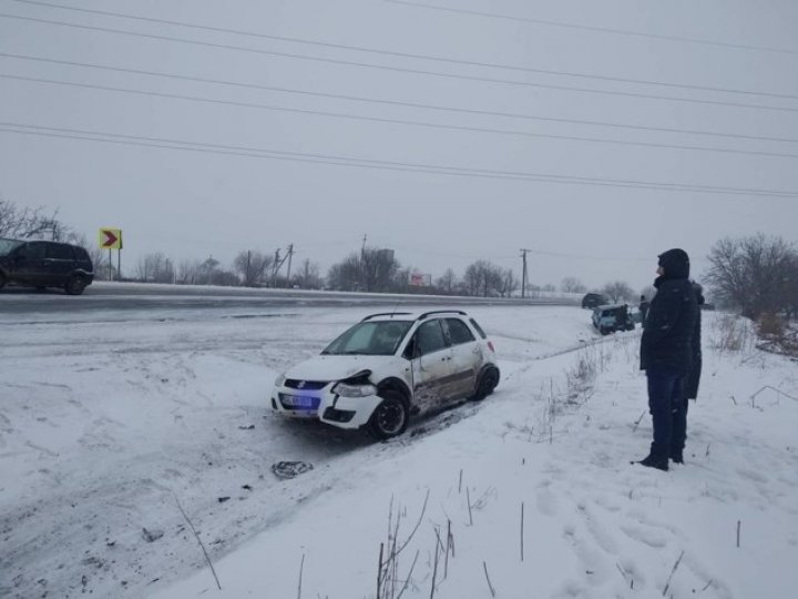 Ninsorile fac ravagii pe drumurile din ţară. Două mașini au derapat în apropiere de Corlăteni, Râșcani